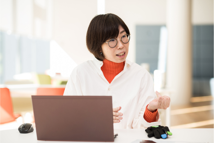 インタビューに応じる牛尾奈緒子さん