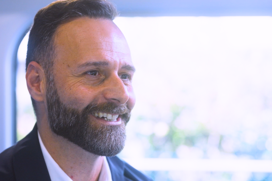 インタビューを受けるコシモさん