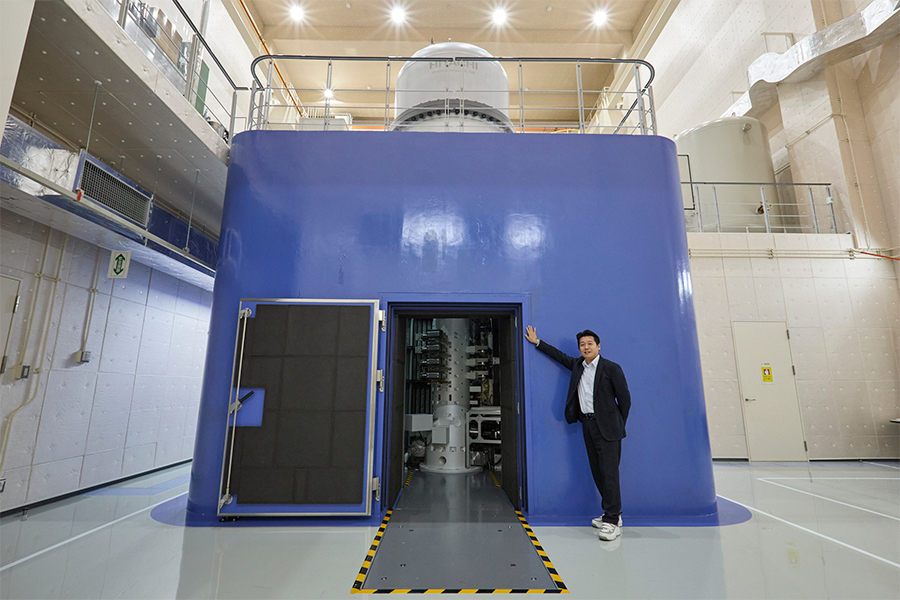 世界最高レベル性能の電子顕微鏡と谷垣俊明さん