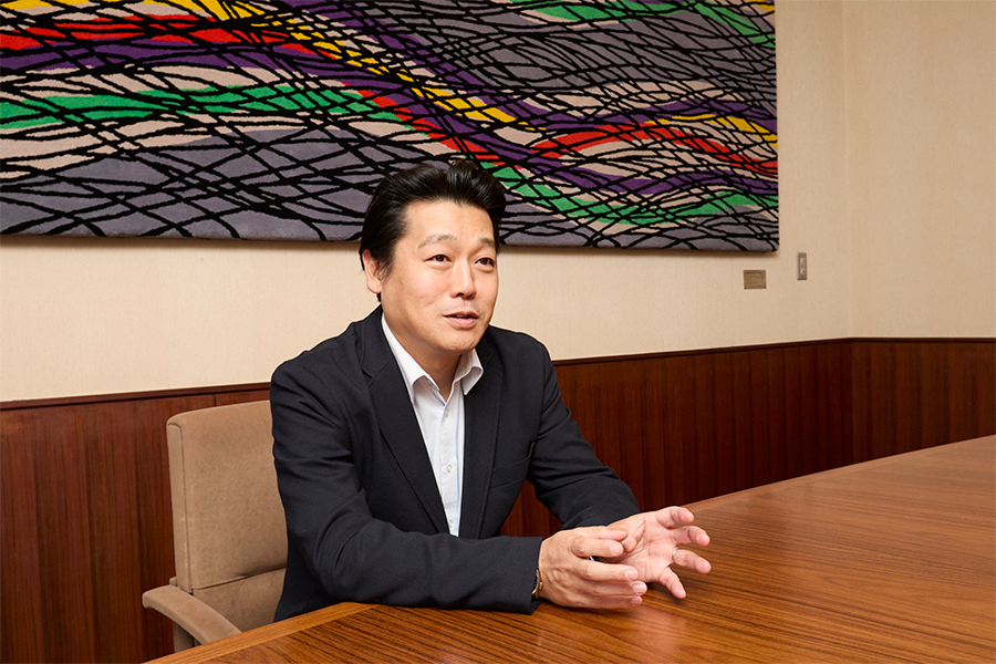 インタビューに応じる谷垣さん