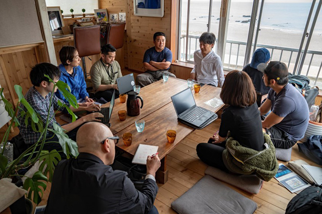 Hitachi team discussion with farmers